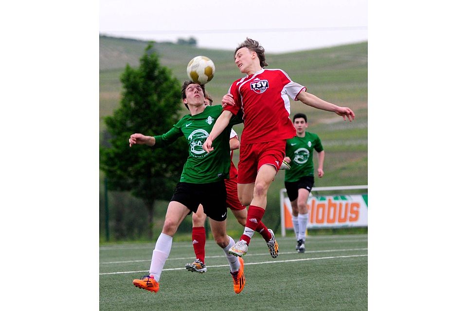 Torreiches Derby: Der Langenlonsheimer Mirco Zipka (im roten Trikot) leitet hier das 2:0 gegen die A-Junioren der TSG Planig ein.	Foto: Heidi Sturm