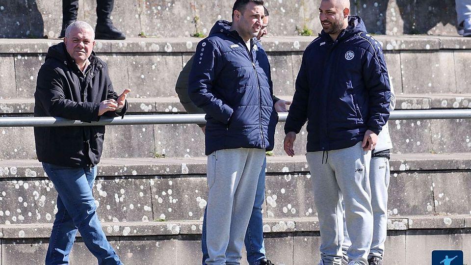 Ümit Balikci (Mitte) und Volkan Zer (rechts) bleiben auch in der kommenden Saison Trainer beim Unterbau des FV Biebrich.