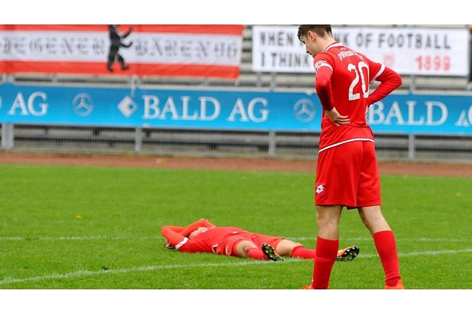 Masahiro Endo am Boden und Nick Volk sind enttäuscht nach der klaren Niederlage. Die Sportfreunde verlieren gegen FC Schalke 04 2. mit 0:4.	Archivfoto: fst
