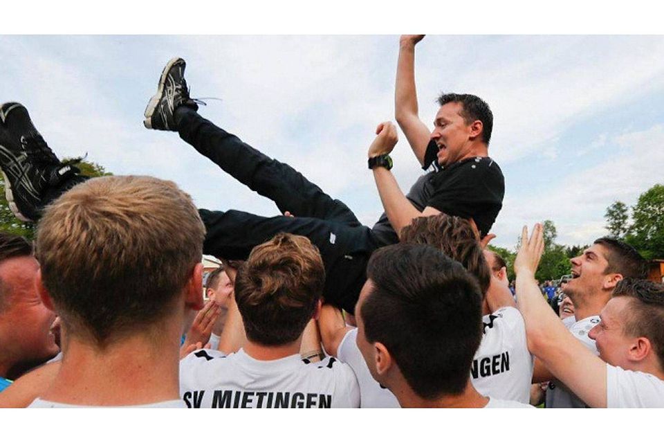 Die Spieler des SV Mietingen ließen nach dem Sieg in Kirchberg Meistertrainer Reiner Voltenauer hochleben. Er hat laut SVM-Spielleiter Carlos Pinto großen Anteil am vorzeitigen Titelgewinn. (Foto: Volker Strohmaier)