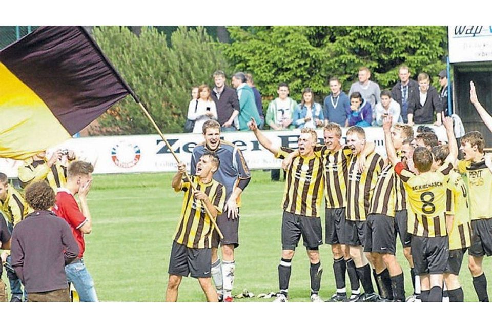 Riesenjubel beim SC Kirchasch: Der 1:0-Sieg gegen den SC Kirchdorf sichert den Gelb-Schwarzen den Aufstieg in Kreisliga. Foto: Kressierer