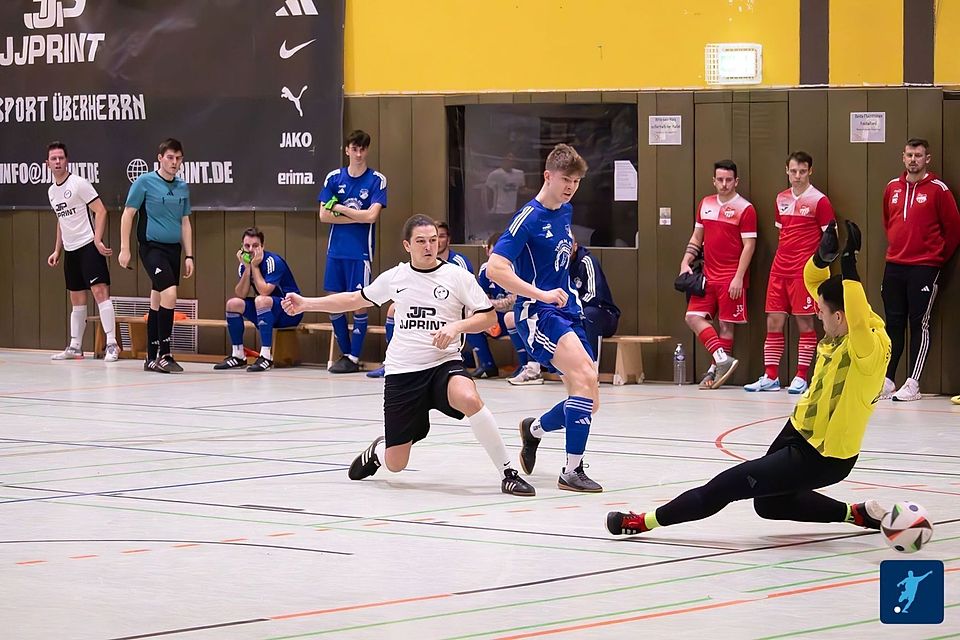 Der SSV Überherrn (weißes Trikot) besiegt in der Vorrunde den späteren Turniersieger aus Düren-Bedersdorf mit 2:1.