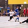 Der SSV Überherrn (weißes Trikot) besiegt in der Vorrunde den späteren Turniersieger aus Düren-Bedersdorf mit 2:1.