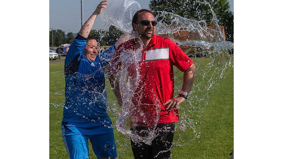 Michael Böhm holte mit den Haitzer Mädels im vergangenen Jahr den Kreispokal und bekam dafür von Keeperin Eileen Smolanowicz eine nasse Abkühlung.