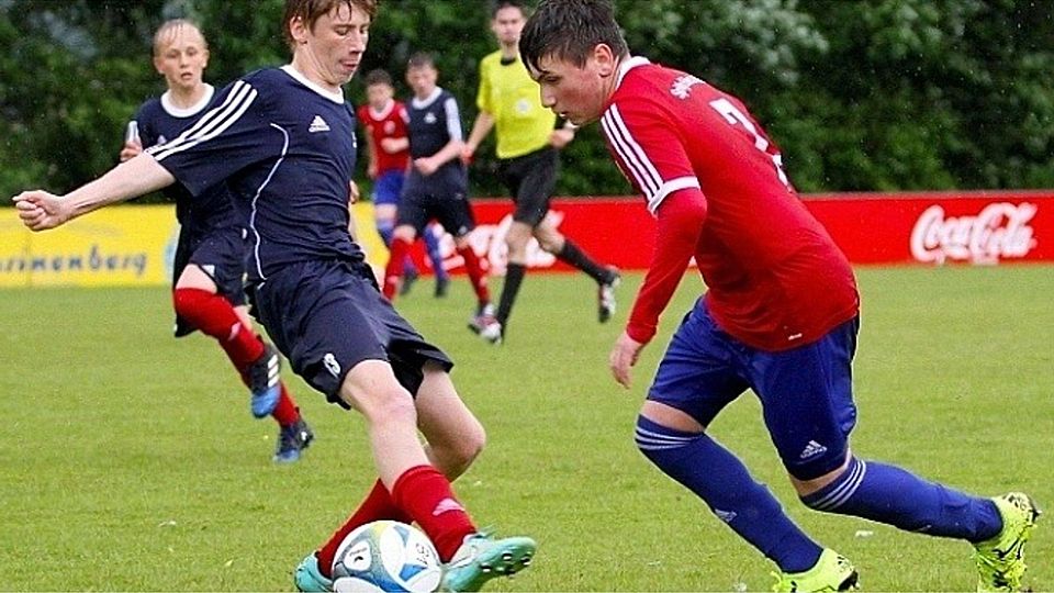 Eine Klasse für sich: Eidertals Arda Özkan, einer der Topspieler in der SH-Liga, erhöhte seine Saisonbilanz auf 21 Tore. Der Preetzer Christof Bald (links) kann ihn hier nicht stoppen. Foto: Yesilyurt