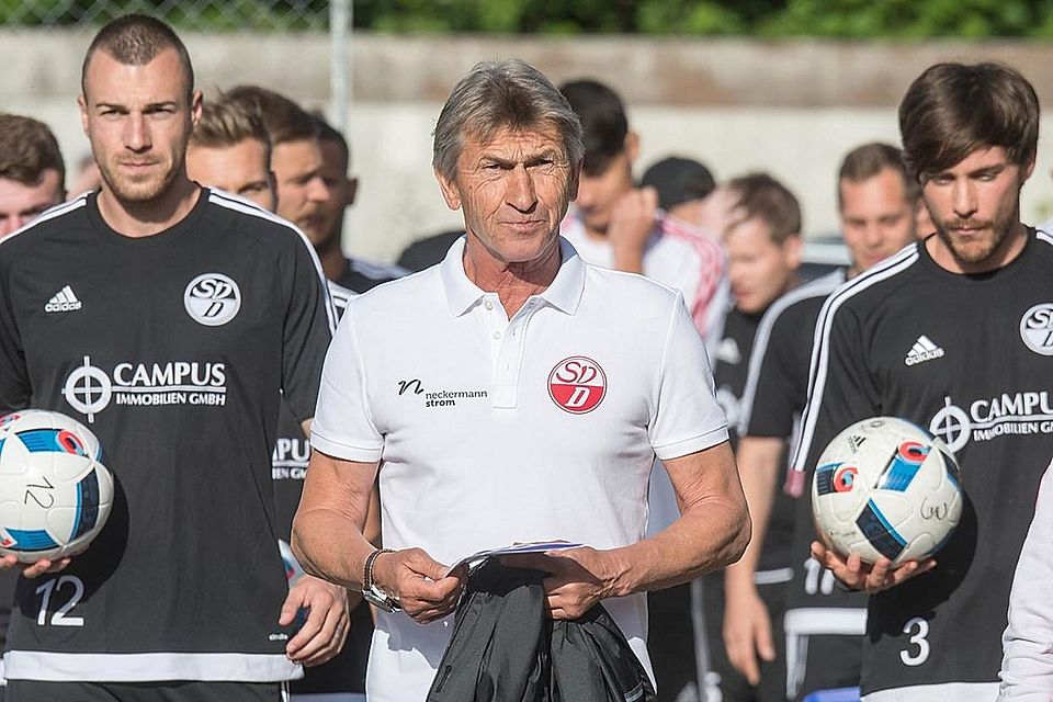 An der Seite von Klaus Augenthaler als Trainer spielte Nikola Vasilic (links) mit den Donaustaufern erstmalig in der Landesliga. Was ihm und seinen Mitspielern unter Augenthaler noch verwehrt blieb, klappte zwei Saisons später: Der Aufstieg in die Bayernliga.