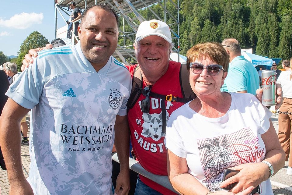Schnappschuss mit Star: Elvira und Manfred Böcher aus Frankfurt posierten unter anderem mit dem Brasilianer Ailton.