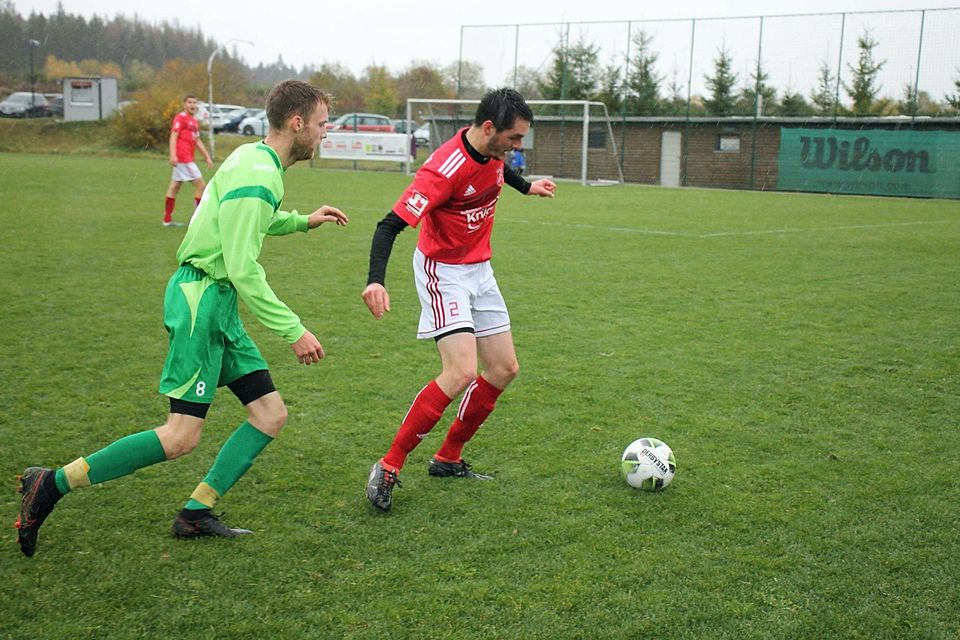 Der SV Schameder (in rot) rang dem FC Benfe (in grün) einen Punkt ab, gewann aber auch im sechsten Saisonspiel nicht.