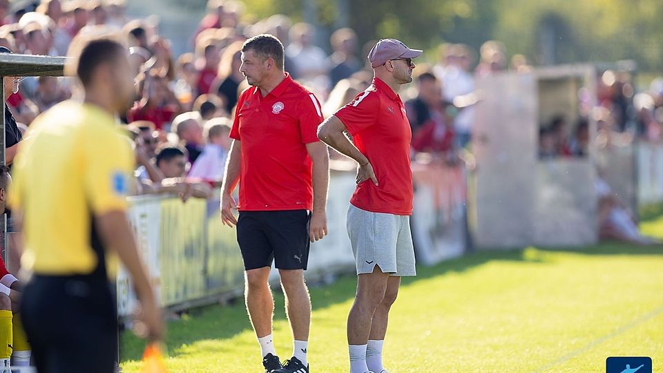 Ein herrlicher Spätsommer-Sonntag war es in Plattling! SpVgg-Coach Michael Steiger (re.) lachte nach einem 2:1-Sieg im Spitzenspiel gegen Auerbach mit der Sonne um die Wette...