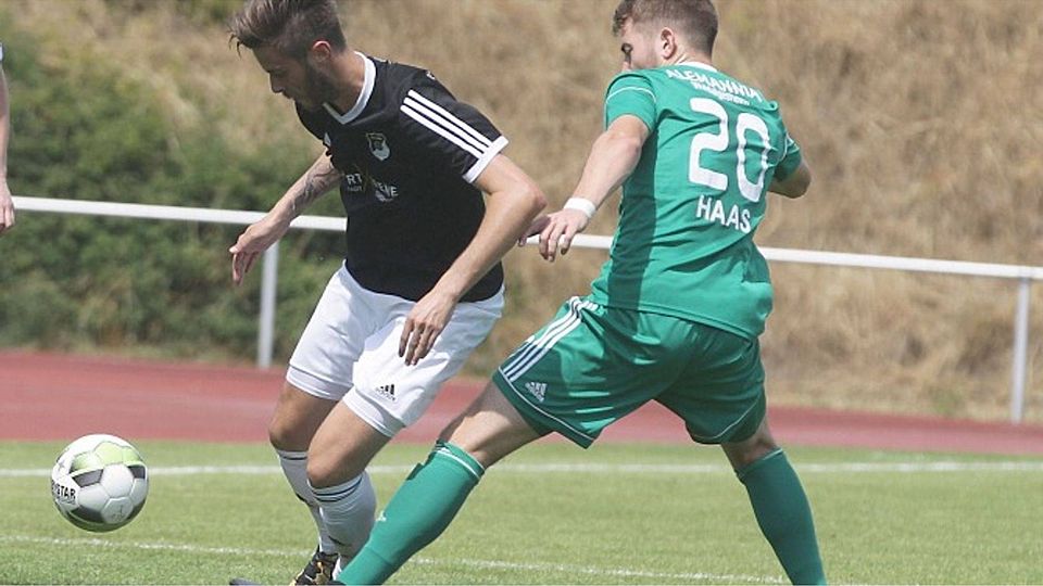 Daniel Weyl (links), hier gegen Julius Haas, markierte gegen Waldalgesheim das 1:0. 	Foto: photoagenten/Axel Schmitz