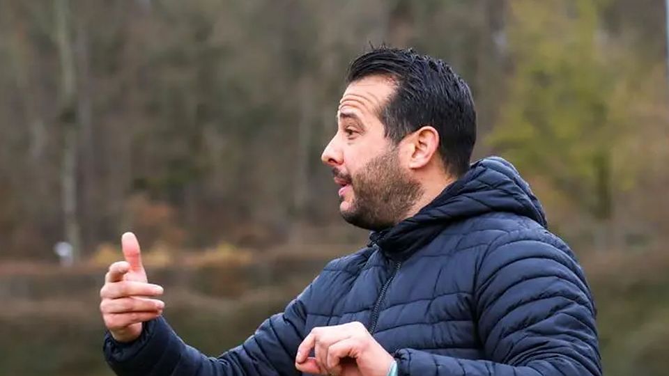 Sieht beim SV Hummetroth auch nach dem Sieg gegen Hanau Potenzial: Trainer Artug Özbakir an der Seitenlinie.