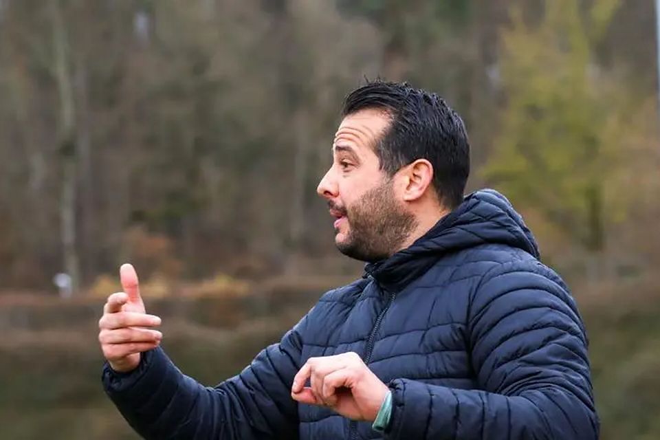 Sieht beim SV Hummetroth auch nach dem Sieg gegen Hanau Potenzial: Trainer Artug Özbakir an der Seitenlinie. Sieht beim SV Hummetroth auch nach dem Sieg gegen Hanau Potenzial: Trainer Artug Özbakir an der Seitenlinie.