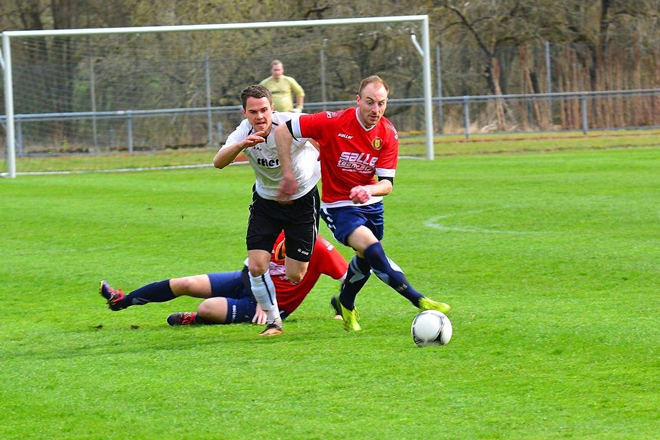 Die SGM Weikersheim/Schäftersheim (rot) hat das A3-Spitzenspiel beim FC Creglingen für sich entschieden.