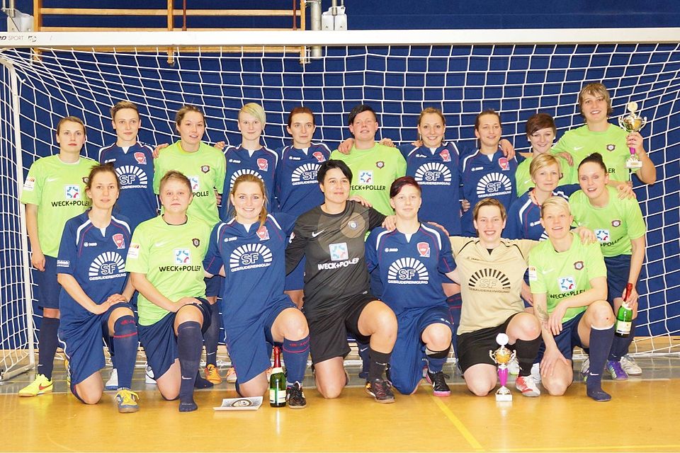 Machten das Turnierfinale in Heidenau unter sich aus Regionalligist FC Erzgebirge Aue und 1. FFC HOF (blaue Trikots)  Foto: Mühlstädt
