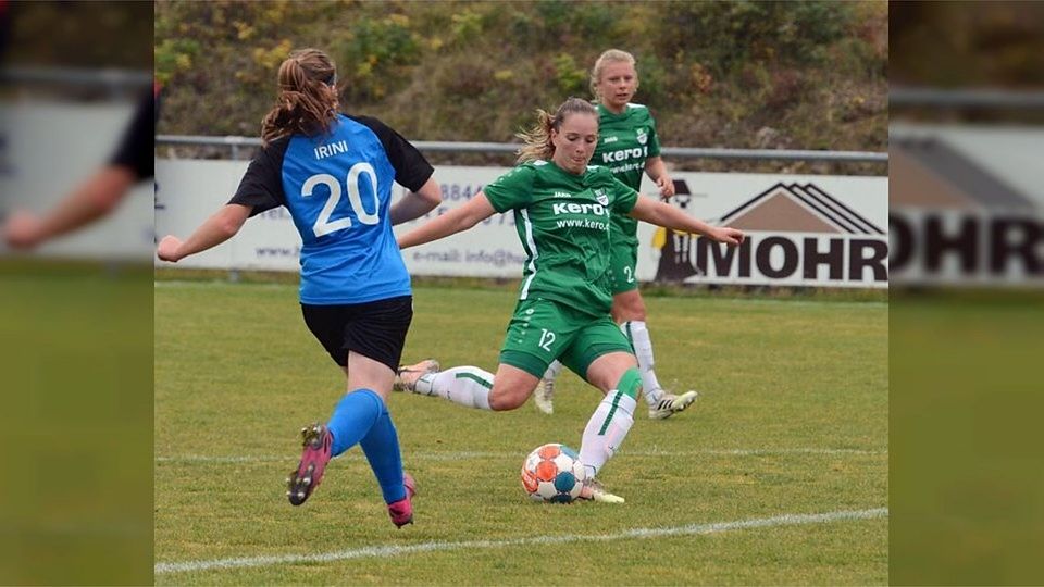 Nina Seitz (am Ball) erzielte zwei Tore für den SV Alberweiler gegen den FFC Wacker München. (Foto: Peter Herle)