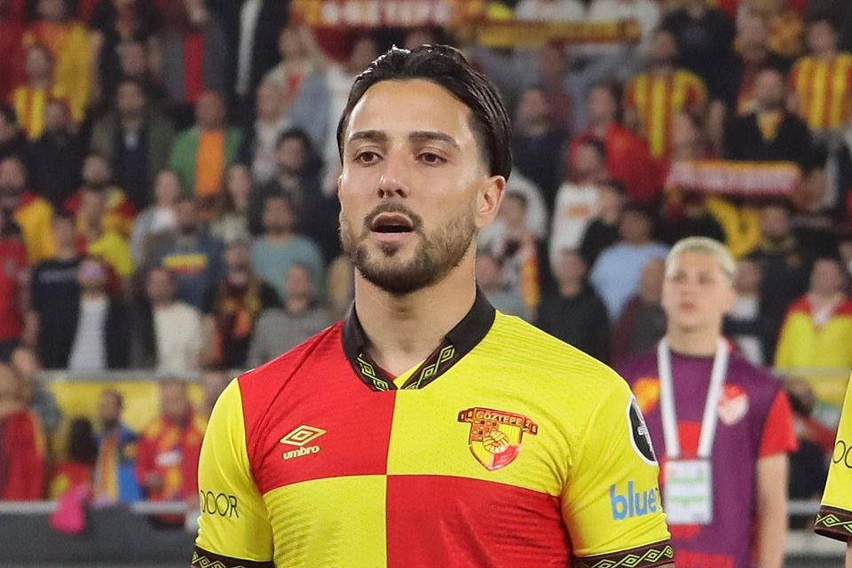 Tarik Camdal von Göztepe während einem TFF 1. League Fußballspiel zwischen Göztepe und Eyupspor im Gursel Aksel Stadium. Tarik Camdal von Göztepe während einem TFF 1. League Fußballspiel zwischen Göztepe und Eyupspor im Gursel Aksel Stadium.