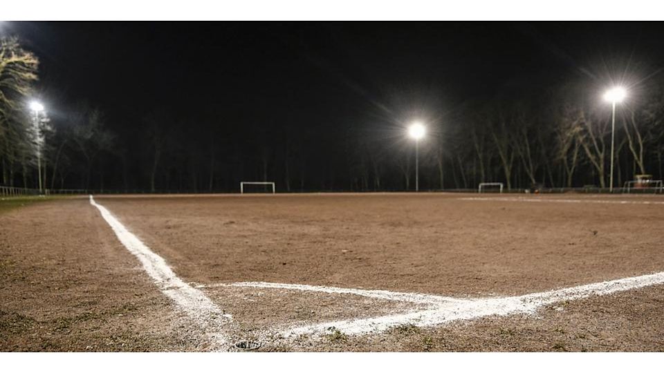 Der Frust mit dem Frost: Au im Fußballkreis Wetzlar müssen witterungsbedingt am letzten flächenendeckenden Spieltag des Jahres Spiele kurzfristig abgeblasen werden. (Symbolbild) Der Frust mit dem Frost: Au im Fußballkreis Wetzlar müssen witterungsbedingt am letzten flächenendeckenden Spieltag des Jahres Spiele kurzfristig abgeblasen werden. (Symbolbild) © IMAGO/Funke Foto Services