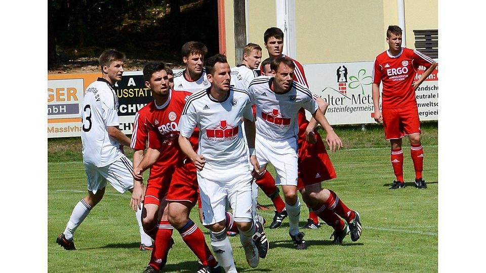 Markus Laser (in weiß/ Bildvordergrund) wurde in die Elf der Hinrunde gewählt    F: Donau