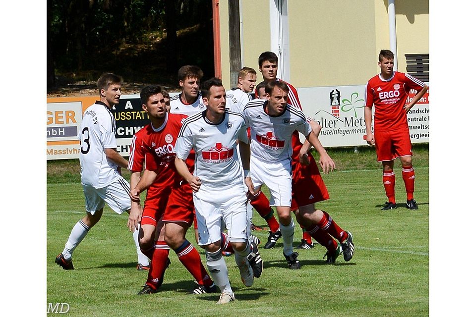 Markus Laser (in weiß/ Bildvordergrund) wurde in die Elf der Hinrunde gewählt    F: Donau
