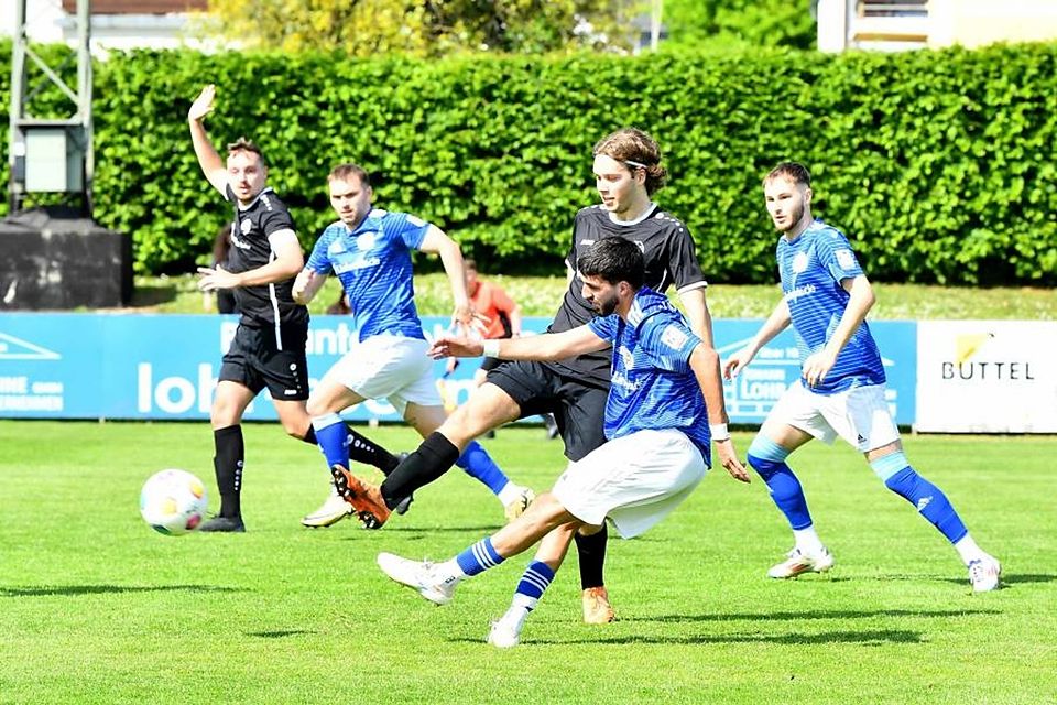 Donat Bodog von Fontana Finthen versucht den Schuss von Guntersblums Salim Agadad zu blocken. 	Foto: Kristina Schäfer/hbz