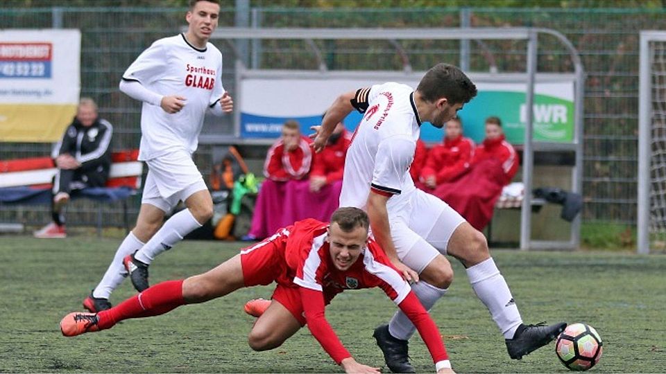 Abgelaufen: Wormatias A-Junior Baris Özdemir (links) hilft aller Einsatz im Zweikampf gegen Marvin Nickels nicht, um an den Ball zu kommen.	Foto: Fotoagenten/Christine Dirigo