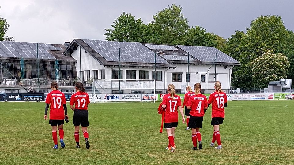 Frustrierte Diessner Mädels nach der Niederlage in Gerolfing