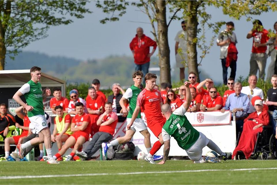 Turbulent wie immer: Auch nach einem 0:4-Rückstand gab sich Gastgeber SV Fürth (bei der Grätsche: Patrick Geissinger) im Derby gegen den FC (hier: Nils Landzettel) nicht auf. Dennoch behielten die Roten letzten Endes mit 4:3 die Oberhand.	Foto: Dagmar Jährling