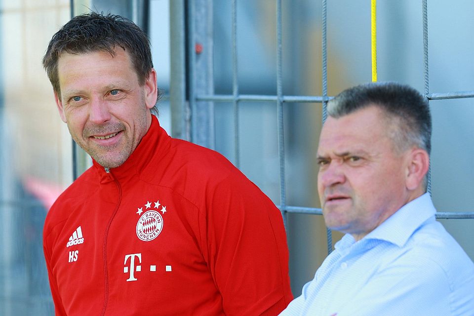 Bayerns U23-Trainer Holger Seitz (li.) drückt Manni Schwabl und den Hachingern die Daumen, dass sie die Relegation spielen können.