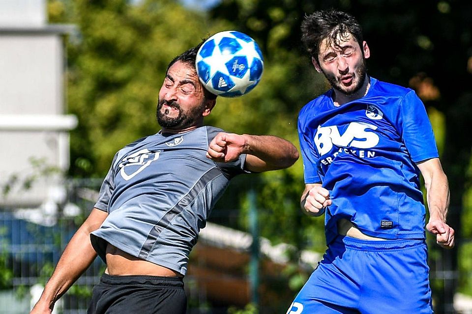 Deniz Kutlutuerk (Bosporus FC Friedlingen ) beim Kopfballduell mit Hasan Faslak (FC Erzingen).