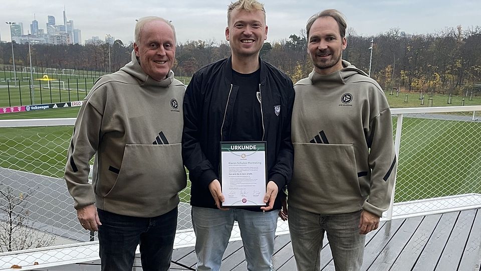 Kieran Schulze-Marmeling (Mitte) war schon interimsweise bei den Profis an der Seitenline.