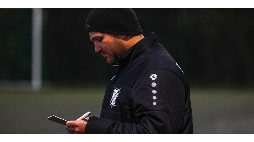 Hat auch gegen Türk Ataspor Wetzlar viel zu notieren: Brian Davies, Trainer des Fußball-Gruppenligisten FSV Schröck, der bei der 2:3-Niederlage aber durchaus Positives notieren kann. (Archivbild) © Lars Hinter