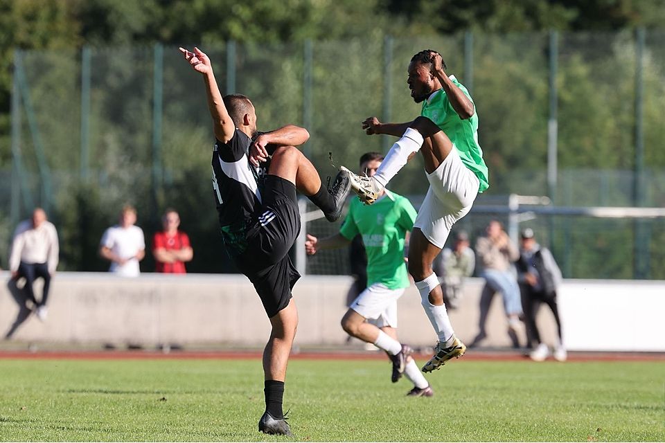 Der FC Fatih Spor Ingolstadt (rechts) erleidet eine böse Klatsche gegen den SC Eintracht Freising und wartet weiter auf die ersten Zähler der Saison.
