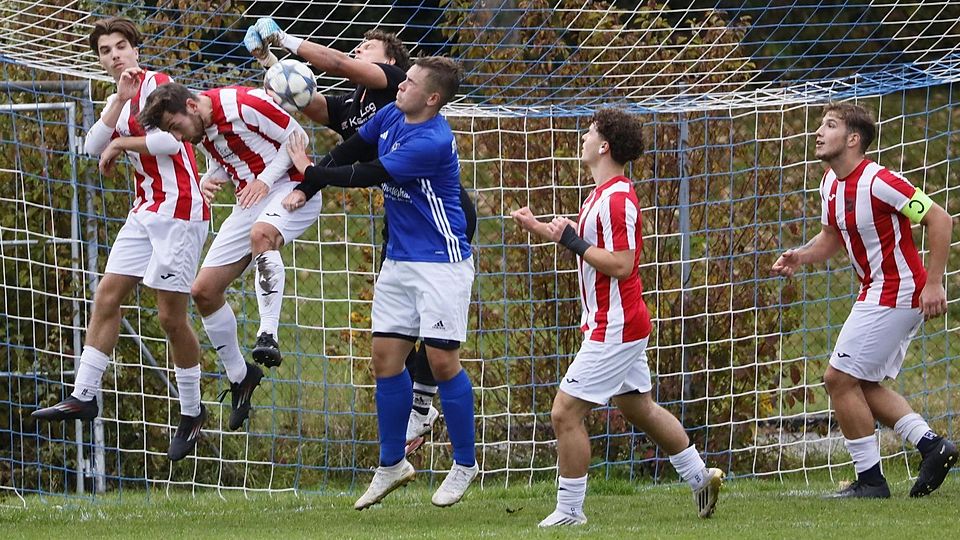 Dieses Ergebnis machte das Meisterrennen richtig spannend: Der Tabellenzweite SV Pulling (in Blau) besiegte Mitte Oktober den SC Massenhausen mit 5:0 – und fügte dem Spitzenreiter damit die bisher einzige Saisonniederlage zu.