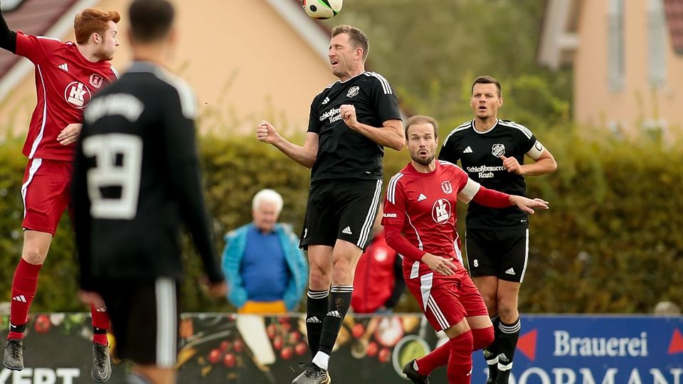 Spielertrainer Martin Bächer (Mitte) und der TSV Reuth befinden sich in der Kreisliga Nord derzeit im Höhenflug.