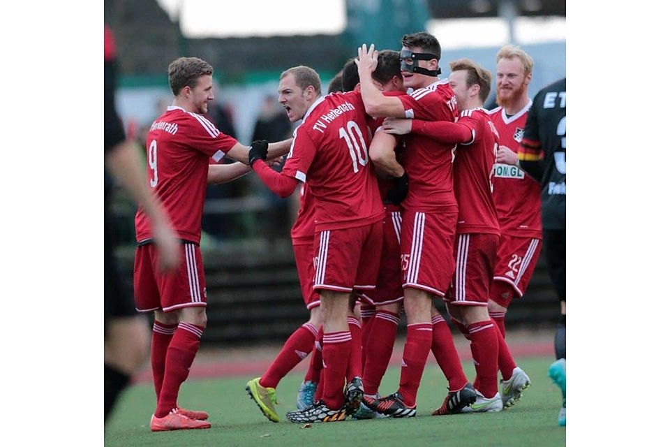 So sehen Sieger aus: Dennis Weis wird von Leßmann, Kreuer, Steiger, Schauer und Germerodt (v. li,.) nach seinem Tor zum 1:1 schier vor Freude erdrückt. Weis durfte später ein zweites Mal in die Jubeltraube.