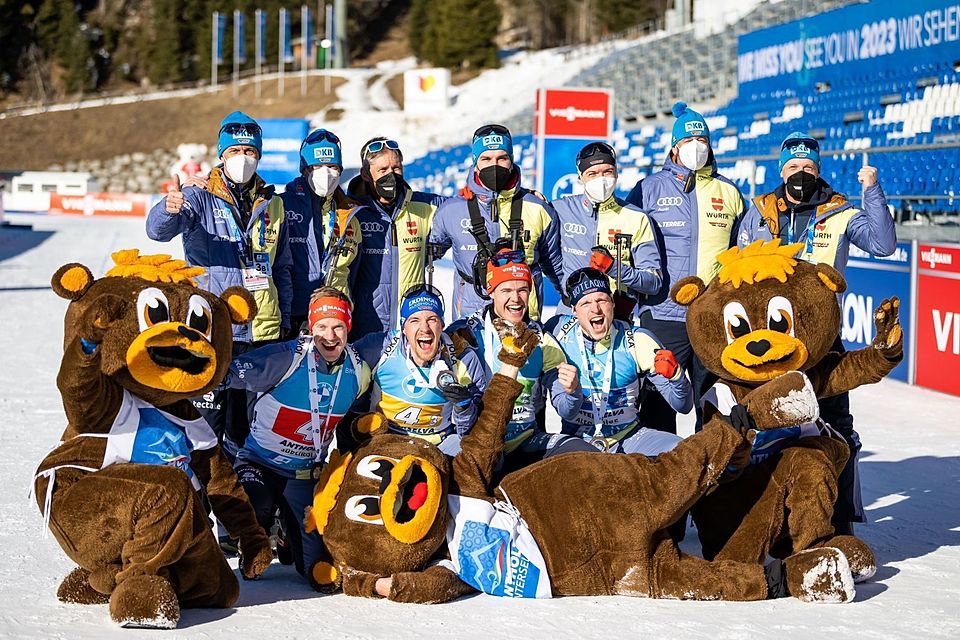 Jubel uber das erste Staffelpodium ad Anterselva - mit Robin Keiner (oben mittig).