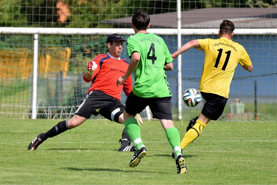 Manuel Zeitler (gelbes Trikot), mit der Rückennummer 11 war der "Mann des Tages" beim 3:2 Heimsieg gegen den FC Vorbach. Er erzielte alle drei Tore für seine Elf. F: Rosenau