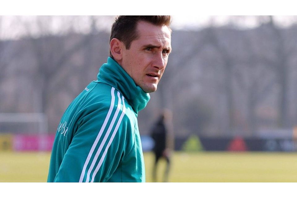 Miro Klose greift beim FC Bayern sofort voll an.  dpa / Christian Charisius