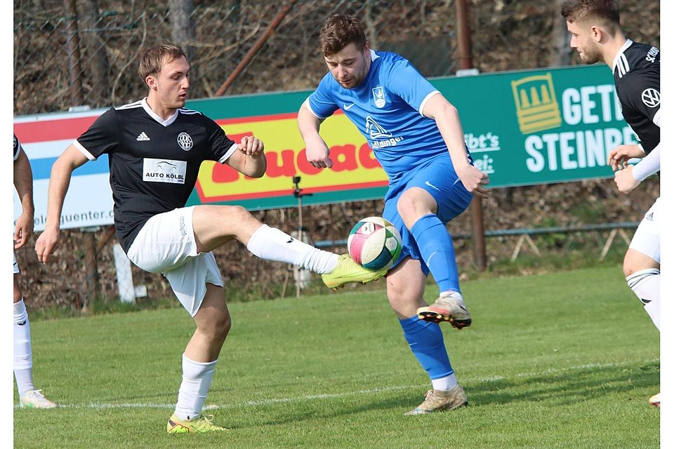 Wichtiger Sieg fürs Selbstvertrauen: Kirchdorf um Simon Geil (l.) setzte sich zuletzt mit 4:1 gegen den SVK durch.