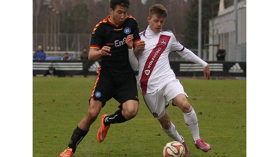 David Kammerbauer (rechts/hier gegen den Karlsruher SC) und seine Mitstreiter von der Club-U19 testen auf dem Platz der DJK Raitenbuch gegen den VfB Eichstätt (Foto: Zink).