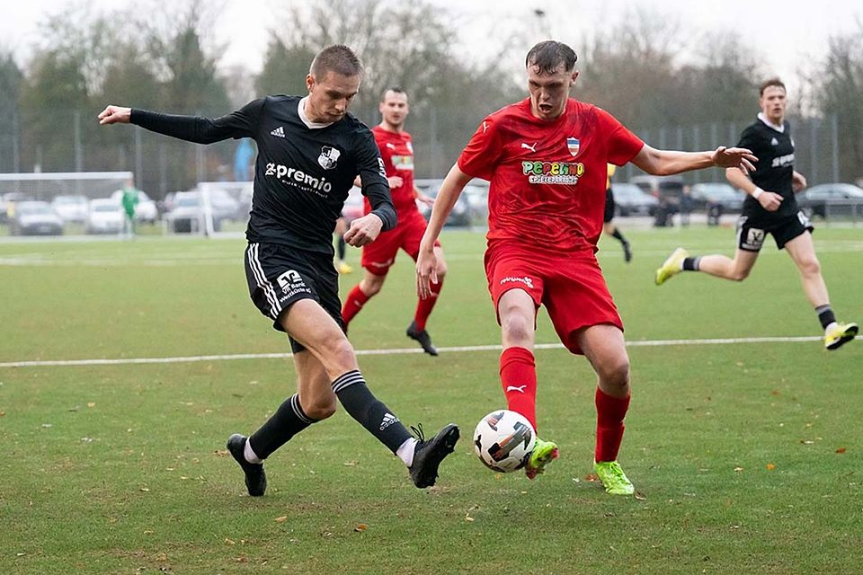 Jasper Wagner (Inter Türkspor Kiel) blockt gegen Marvin Wolf (Heider SV) ab. Jasper Wagner (Inter Türkspor Kiel) blockt gegen Marvin Wolf (Heider SV) ab.
