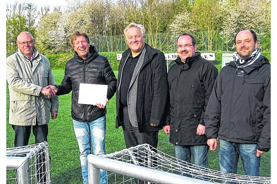 Ottmar Boltersdorf (2.v.l.) beschert als DFB-Ehrenamtspreisträger auch seinem Verein einen Mehrwert.