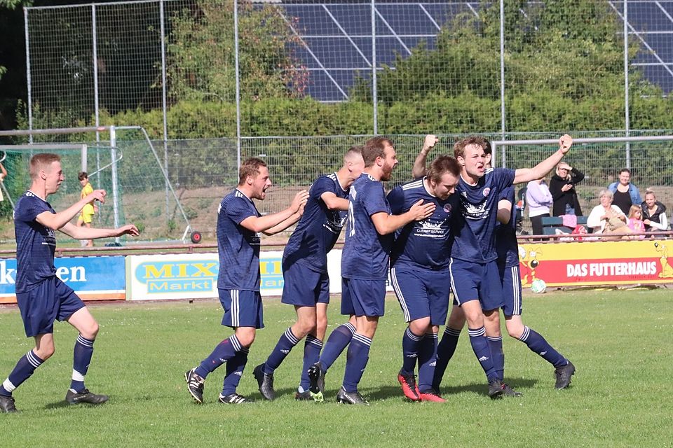 Riesenjubel bei A/O nach dem Freistoßtreffer von Rene Grimm zum 0:1. Riesenjubel bei A/O nach dem Freistoßtreffer von Rene Grimm zum 0:1.