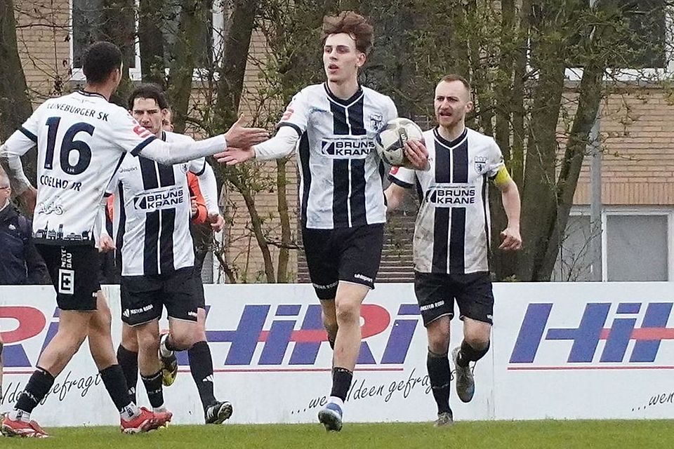 Tjark Dörr (m.) nach deinem Ausgleich gegen Verden