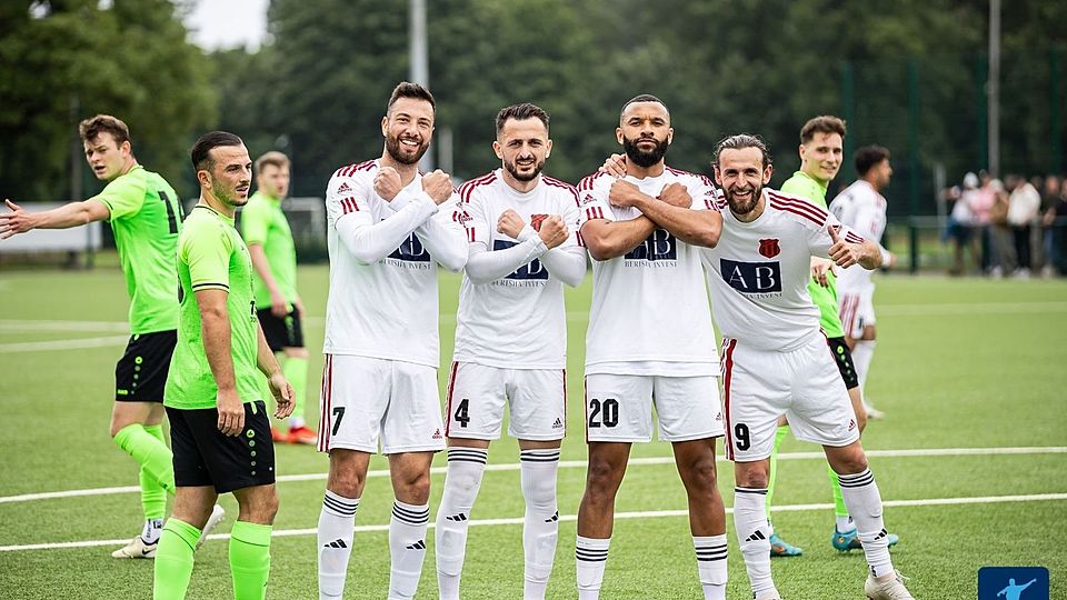 Joshua Sumbunu (2. von rechts) wechselt nach Monheim. 