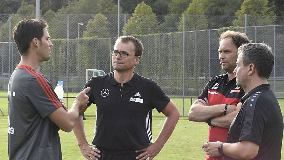 Christian Stadlberger (zweiter  von links) übernimmt den Trainerposten beim FC Fürstenzell 