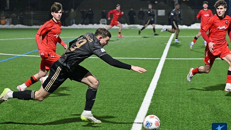 Die SpVgg Ansbach (dunkle Trikots) und der ASV Neumarkt lieferten sich am Dienstagabend einen munteren Testkick.