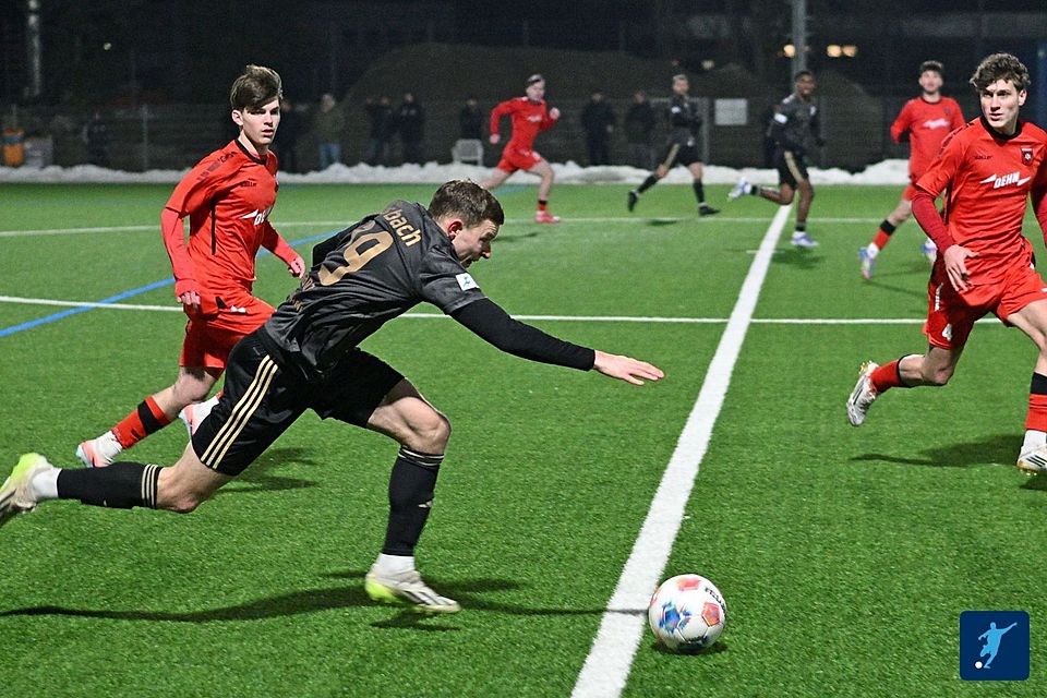 Die SpVgg Ansbach (dunkle Trikots) und der ASV Neumarkt lieferten sich am Dienstagabend einen munteren Testkick.