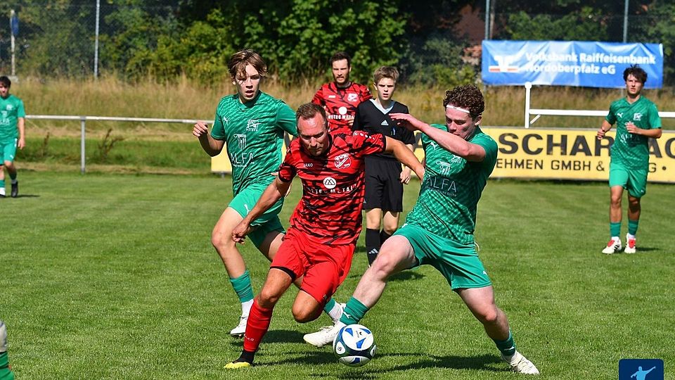 Erste Niederlage für die junge U23 des FC Weiden-Ost (in Grün): Der SV Schmidmühlen (in Rot) nahm beim 1:0 in der Max-Reger-Stadt den vollen Ertrag mit.