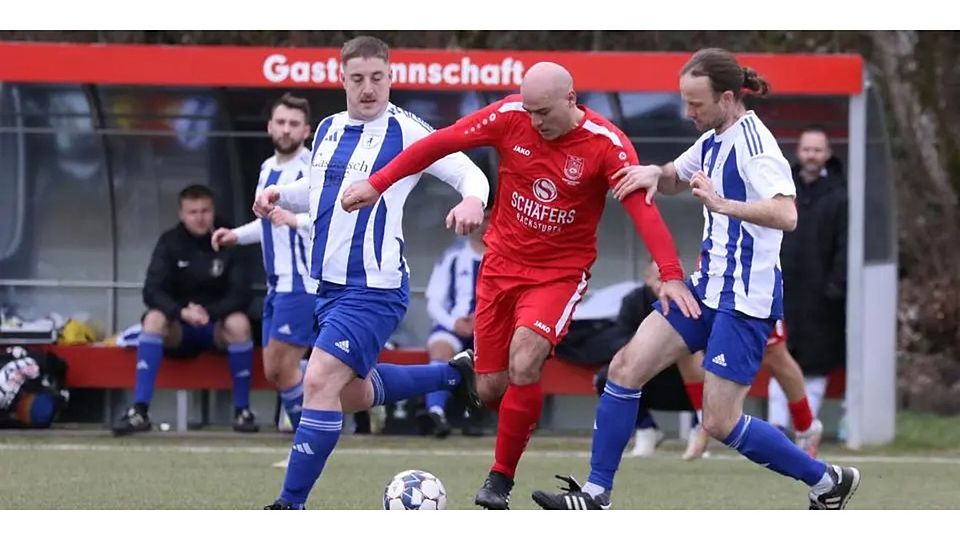 Ab durch die Mitte: Ibush Gashi (M., Biedenkopf II) nimmt es mit den Versbachtalern Niklas Gerlach (links) und Christian Plitt auf. 3:3 endet das Kellerduell. © Jens Schmidt